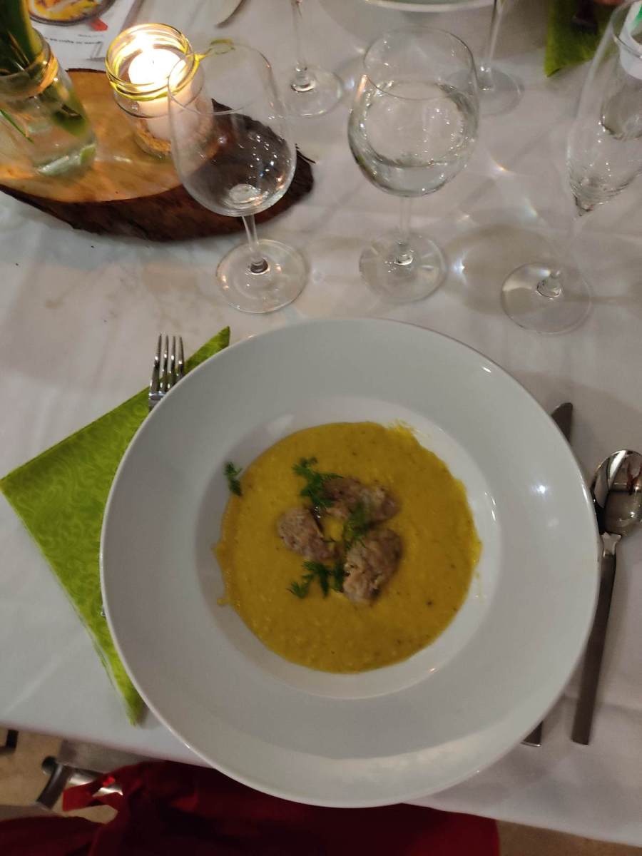 Mais-Zitronengras-Suppe mit Wildklößchen