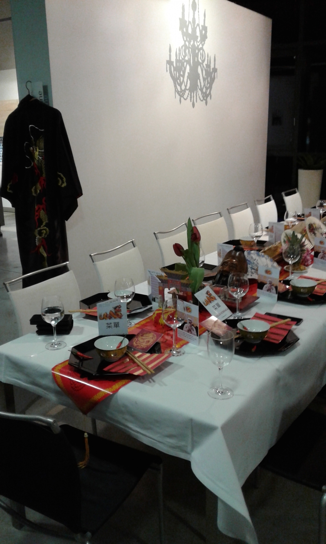 Tisch mit Kimono